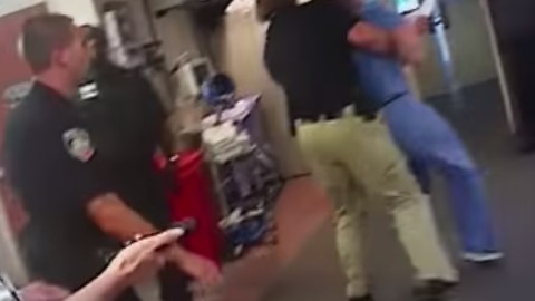 El policía sacó a la enfermera a la fuerza del hospital.