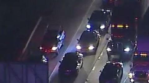 Agentes de la Patrulla de Carreteras de California clausuron la autopista.