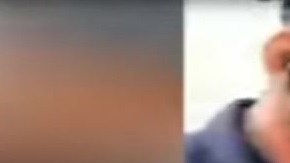 El agente de policía de UC Berkeley tomando el dinero de la billetera del vendedor.