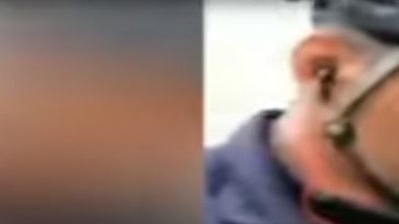 El agente de policía de UC Berkeley tomando el dinero de la billetera del vendedor.