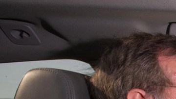 Las manos siempre en el volante