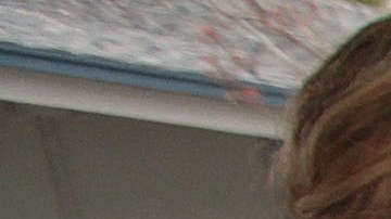 Madres voluntarias ayudan a recoger alimentos no consumidos.