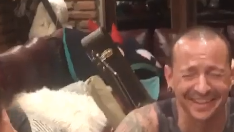 Su esposa reveló un íntimo video familiar que sería el último registro del cantante