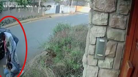 Mujer y ladrones