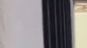 Al comienzo del vídeo se ve a ambos individuos forcejeando en el suelo