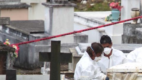 Personal de diferentes agencias trabajan con los cuerpos recuperados  (Juan Ángel Alicea Mercado)