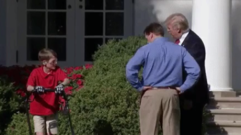 Niño es invitado a la Casa Blanca y corta el césped