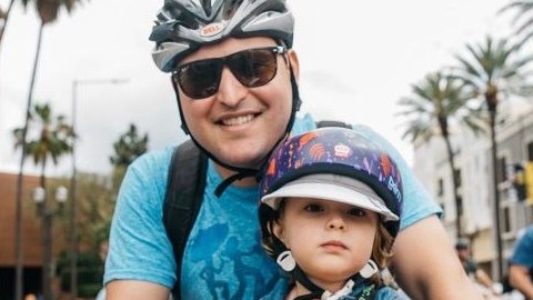 Padre e hijo se deleitan de las calles libres de autos.