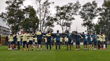 Jugadores del América se unen en el centro del campo para rezar por las víctimas del sismo