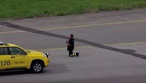 Bombero le pide matrimonio a su novia.