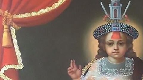 El Santo Niño de la Mascaipacha, Patrón del Cusco y de Los Andes, viste de rey inca y sacerdote católico.