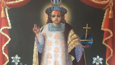 El Santo Niño de la Mascaipacha, Patrón del Cusco y de Los Andes, viste de rey inca y sacerdote católico.