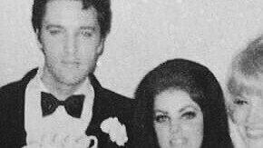 Elvis y Priscila Presley el día de su boda con la dama de honor.