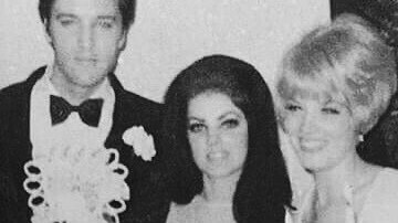 Elvis y Priscila Presley el día de su boda con la dama de honor.