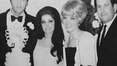 Elvis y Priscila Presley el día de su boda con la dama de honor.