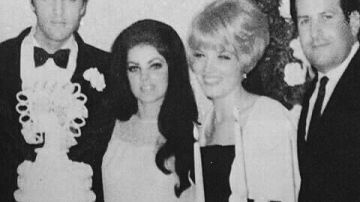 Elvis y Priscila Presley el día de su boda con la dama de honor.