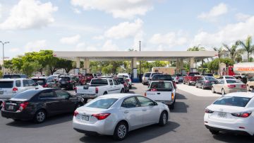 Largas filas de autos por evacuaciones en Florida
