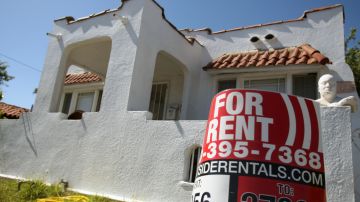 Una tercera parte de los arrendatarios en California gastan más de la mitad de sus ingresos mensuales en vivienda.