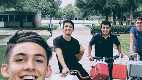 Gerardo Murillo y su equipo de repartidores de burritos.