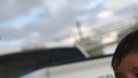 El trato a menores migrantes está regulado por leyes contra el tráfico humano y acuerdos judiciales