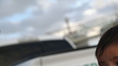 El trato a menores migrantes está regulado por leyes contra el tráfico humano y acuerdos judiciales