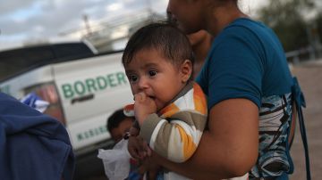 El trato a menores migrantes está regulado por leyes contra el tráfico humano y acuerdos judiciales