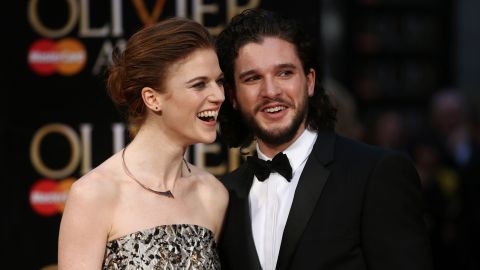 Kit Harington y Rose Leslie en la afombra roja de los Olivier Awards.