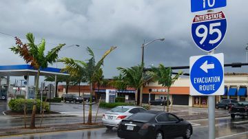 Turistas y residentes de Florida están bajo avisos de evacuación el huracán Irma.