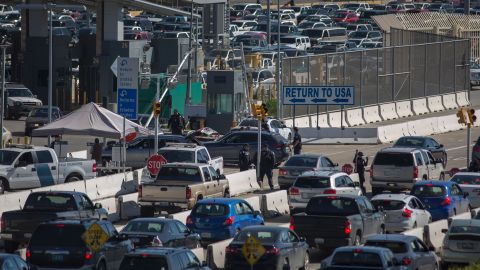 Cada día transitan por la garita de San Isidro cerca de 70,000 vehículos y 20,000 peatones. / getty. / Getty