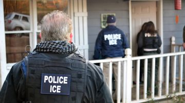 Demandan al gobierno federal porque ICE ha entrado a las casas de los indocumentados sin orden judicial, orden de arresto o diciendo mentiras