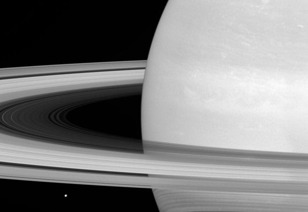Además del objeto no identificado, se percataron que los anillos de Saturno no son perfectos.