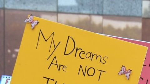 Miles de DREAMers piden que no se elimine DACA.
