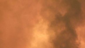 Las llamas del incendio La Tuna desde el vecindario de Shadow Hills, en Los Ángeles.