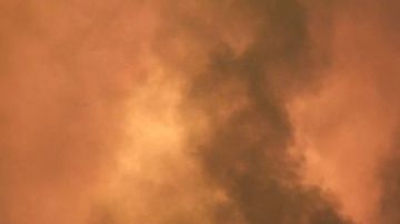 Las llamas del incendio La Tuna desde el vecindario de Shadow Hills, en Los Ángeles.