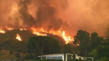Las llamas del incendio La Tuna desde el vecindario de Shadow Hills, en Los Ángeles.