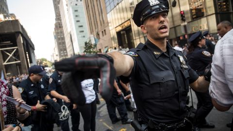 Fuertes protestas en la Torre Trump para reclamar por el fin de DACA