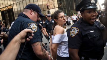 Activistas detenidos durante las protestas por eliminar DACA en NYC.