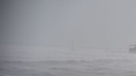 Residentes deCap-Haitien se alejan de la costa ante las marejadas causadas por Irma.