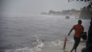 Residentes deCap-Haitien se alejan de la costa ante las marejadas causadas por Irma.