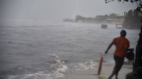 Residentes deCap-Haitien se alejan de la costa ante las marejadas causadas por Irma.