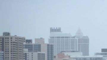 La lluvia, el viento y el oleaje del huracán Irma ya en las playas de Miami el 9 de septiembre.