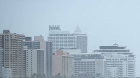 La lluvia, el viento y el oleaje del huracán Irma ya en las playas de Miami el 9 de septiembre.