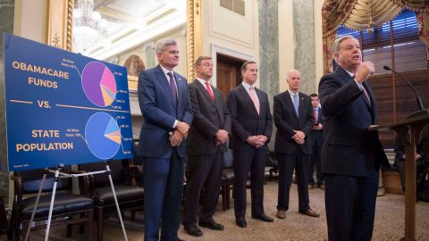 Senadores republicanos presentan propuesta para reemplazar Obamacare.