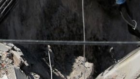 Todos se unen para salvar a quienes están bajo los escombros.