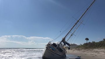 El velero sin tripulación encalló en una playa en Melbourne, Florida.