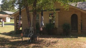 La decoración extrema de un vecino de un pueblo de Oklahoma tiene aterrado al vecindario.