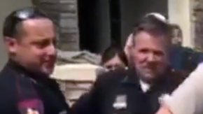 Se necesitaron 4 hombres para sacar el cocodrilo de la casa inundada por Harvey.