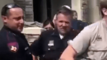 Se necesitaron 4 hombres para sacar el cocodrilo de la casa inundada por Harvey.