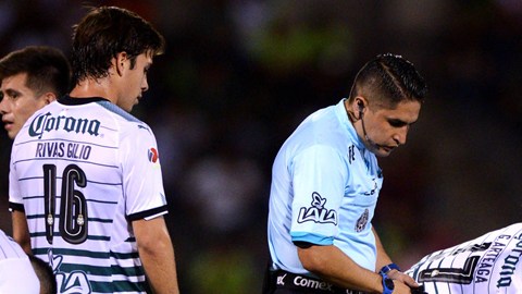 Néstor Araujo se desplomó en el segundo tiempo.