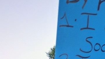 Docenas de personas se reunieron frente al edificio federal del centro de Los Ángeles para defender a DACA.